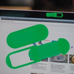 Zaślepka na kamerę w laptopie z logo firmy